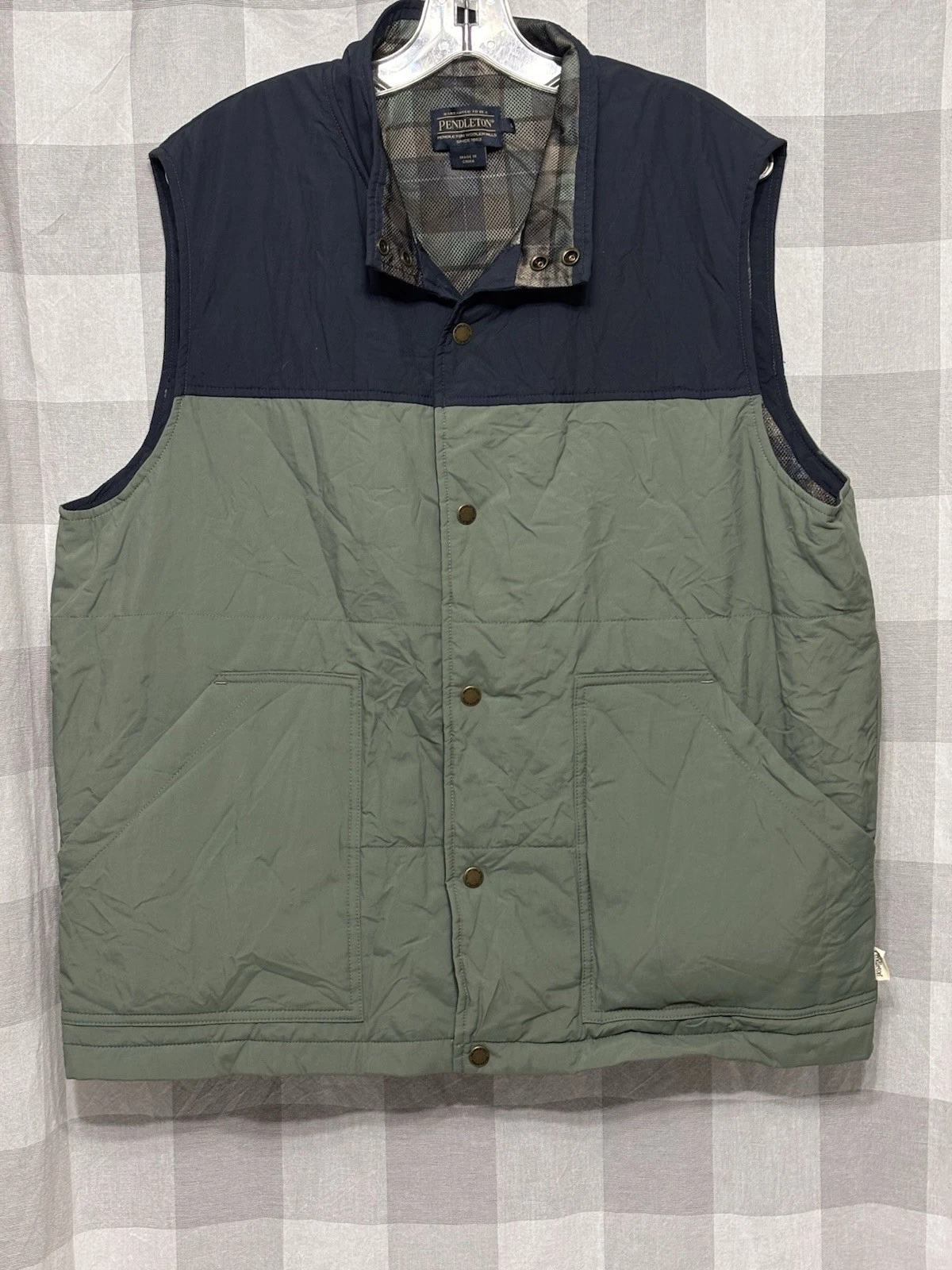 Pendleton Insulated Vest Mens Size Large Button Closure Green Blue Plaid Lining
Opens in a new windo
