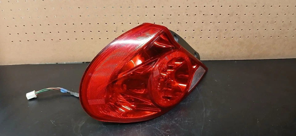 02 03 04 KIA SPECTRA MONTAJE DE LUZ TRASERA IZQUIERDA OEM 0K2NA51160A Foto 2 de 4