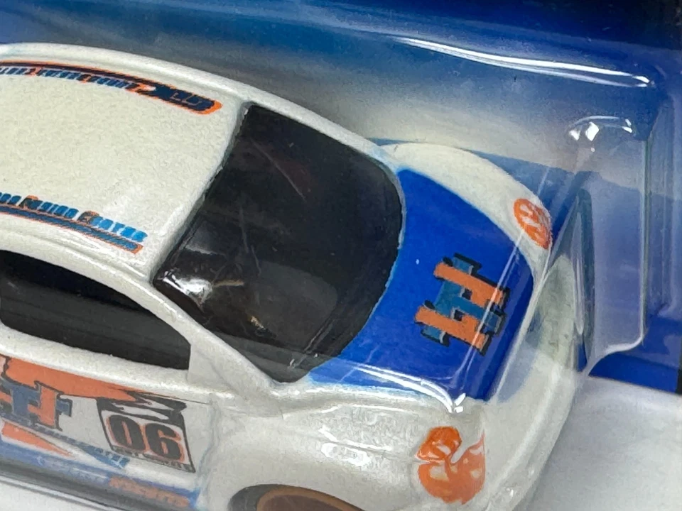 Hot Wheels T-Hunt Volkswagen Nuevo Beetle Cup 1:64 Diecast Real Riders Foto 4 de 4