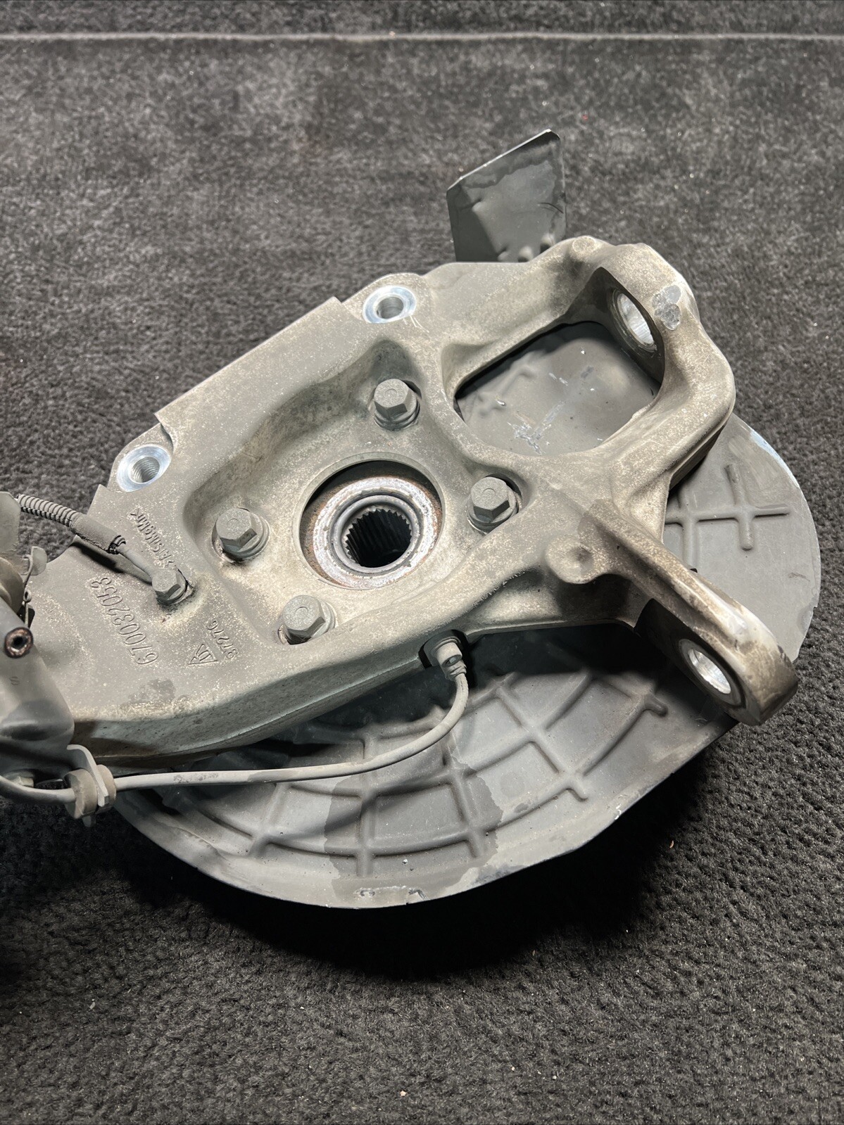 2017 Maserati Levante Front Left Spindle Knuckle Wheel Hub OEM 06700320530