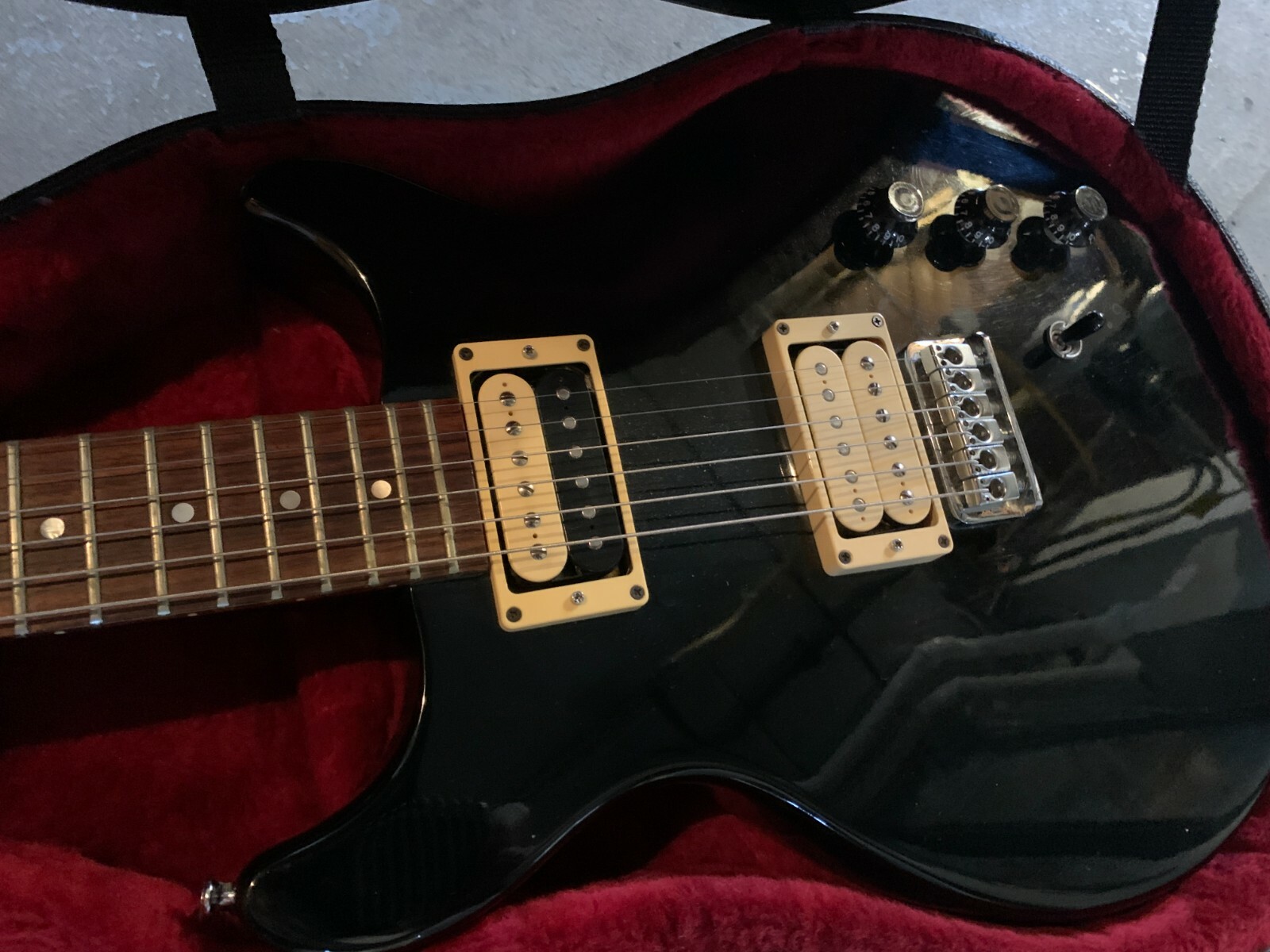 Image 1 - 1981 Hamer electric guitar with case, black, good condition