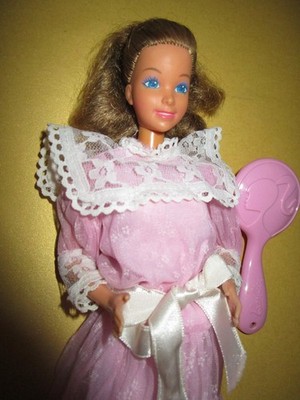 B694) ALTE VINTAGE HEART FAMILY MUM BARBIE MATTEL TAIWAN ORIGINAL KLEID+STIEFEL