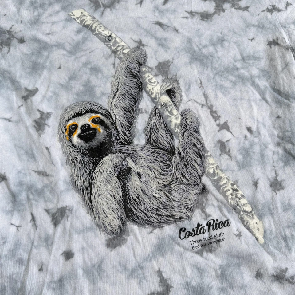 Camisa Tropic Joe's Para Hombres Mediana Tie Dye Tres Dedos Perezoso Costa Rica Gráfico Camiseta Foto 3 de 4