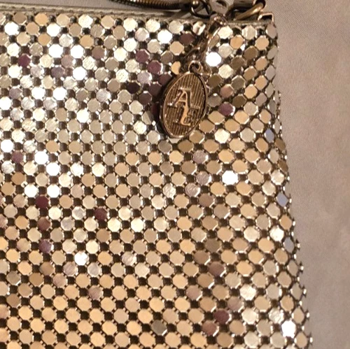 Bolso de hombro de malla plateada con cadena etiqueta plateada con AE Appx 9" x 6" Foto 3 de 4