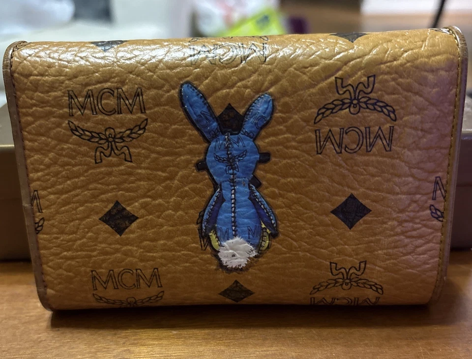 Cartera plegable MCM Visetos patrón conejo conejito beige rosa negro logotipo cremallera alrededor Foto 2 de 4