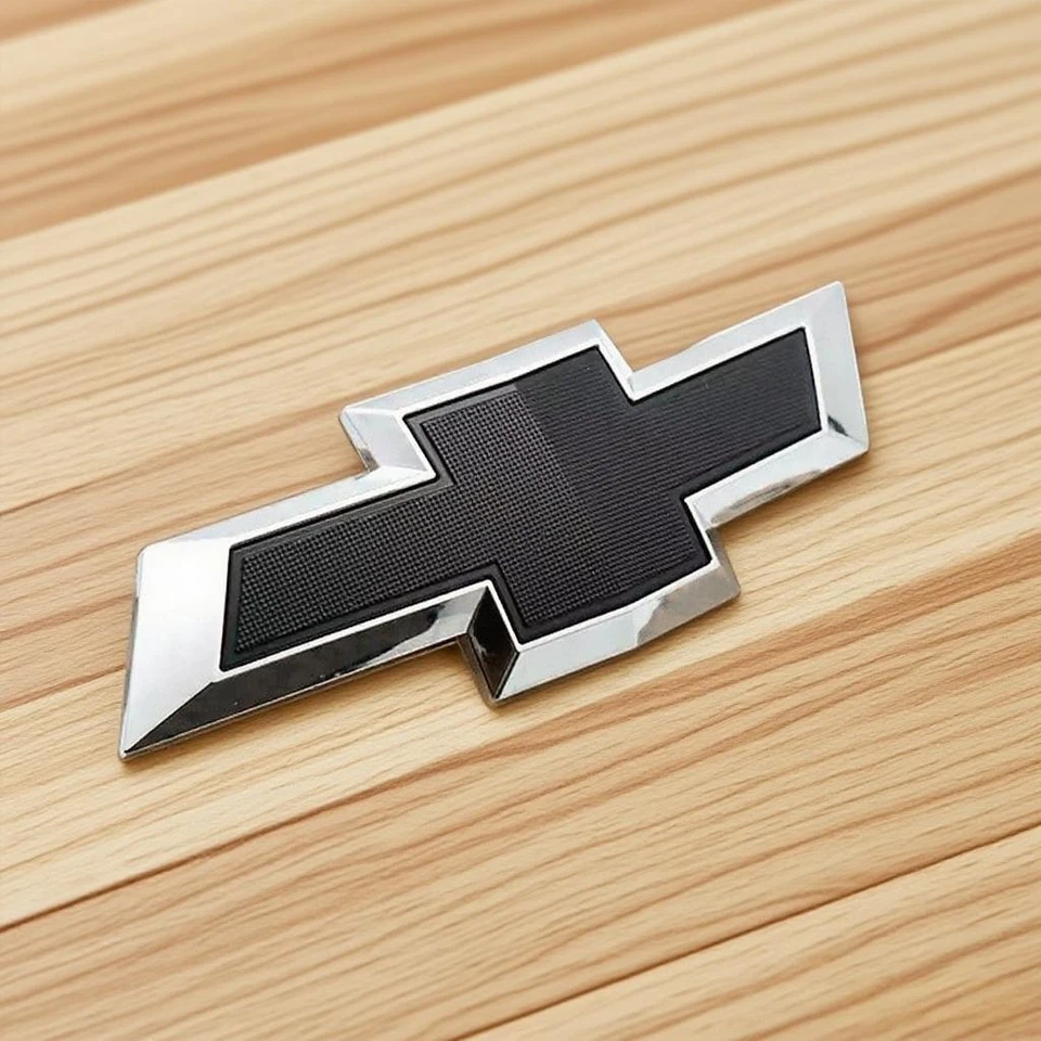 Chevrolet Traverse Limited 2018-2024 pajarita emblema trasero cromo negro 23165730 Foto 3 de 3