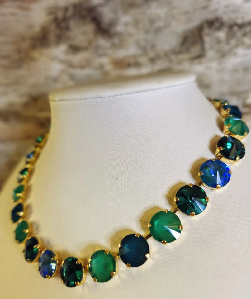 Cristales premium de beso de hadas de absenta verde en collar clásico enchapado en tenis Foto 2 de 4