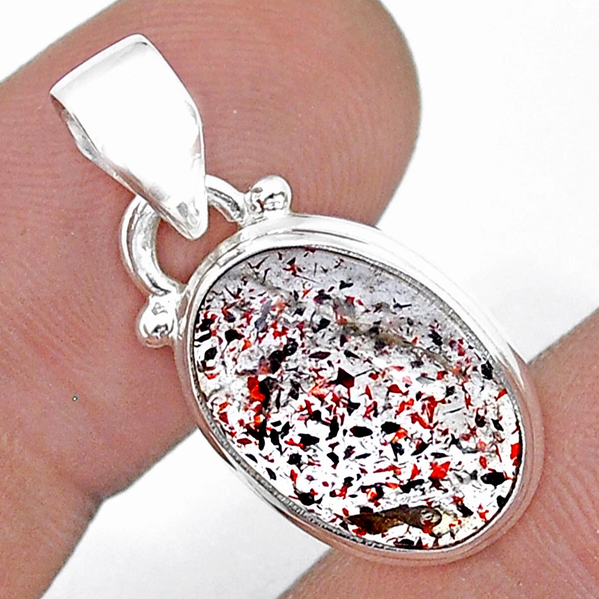 Melody shop stone pendant