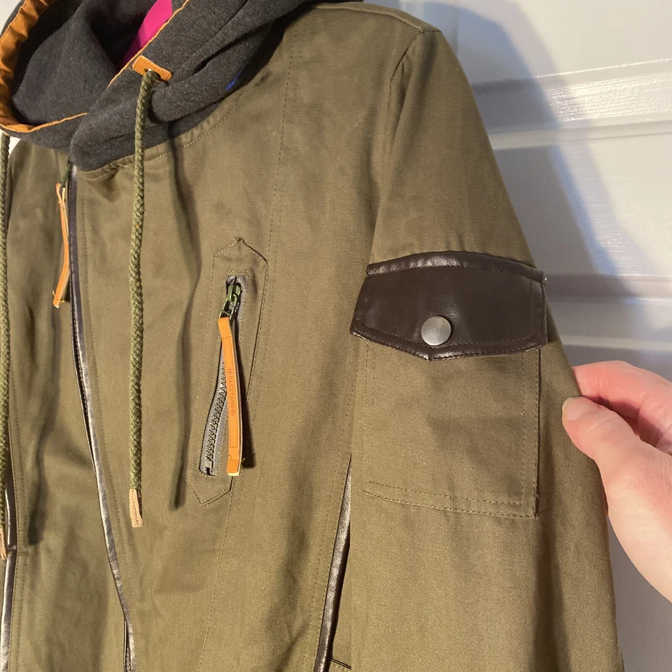 NAKETANO Sudadera con Capucha Chaqueta Mediana Verde Línea Polar Cremallera Completa Asimétrica Usada en Excelente Condición Foto 4 de 4