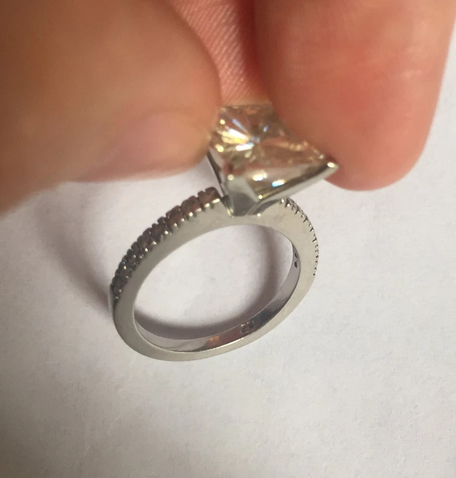 Anillo Moissanita Corte Princesa Charles&Colvard, Ajuste Paladio, TCW 3.8, Talla 5 Foto 3 de 4