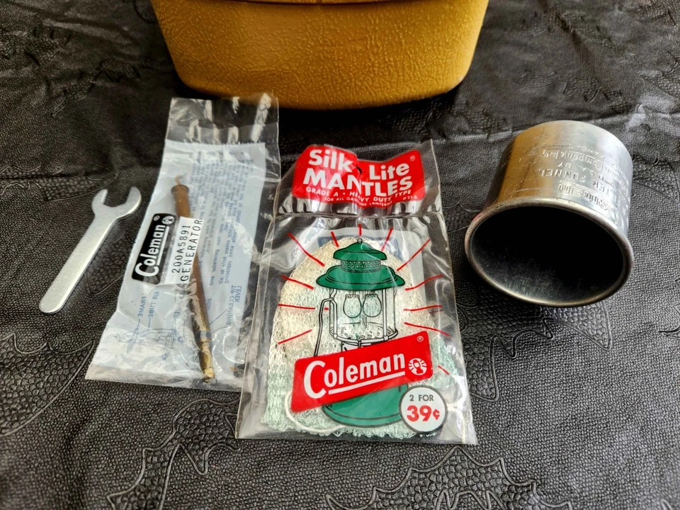 Coleman 200A, 201 Linterna Clamshell Estuche Rígido/Almacenamiento con Embudo y Extras Foto 3 de 4
