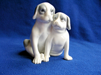 LLMENAU GDR PORCELAIN PUPPIES ..aj78 sh
