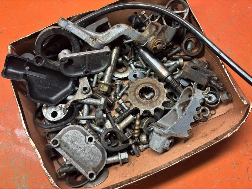 LOTE de tuercas pernos clavijas soportes herrajes KTM LC4 620 625 640 1998-2007 Foto 2 de 4