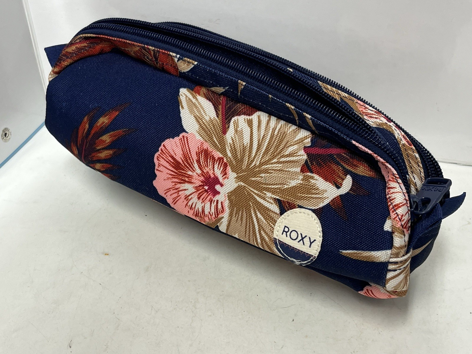 Estuche para lápices Roxy cilíndrico con doble cremallera estampado floral