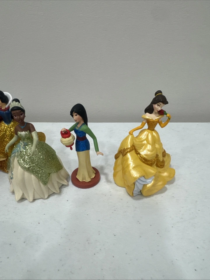 6 figuras de princesas Disney con vestidos brillantes Foto 4 de 4