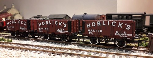 (3) Bachmann 37-2016K Horlicks 7 Plank Wagon, Coal Fitted Collectors Club OO 00 - Picture 6 of 10