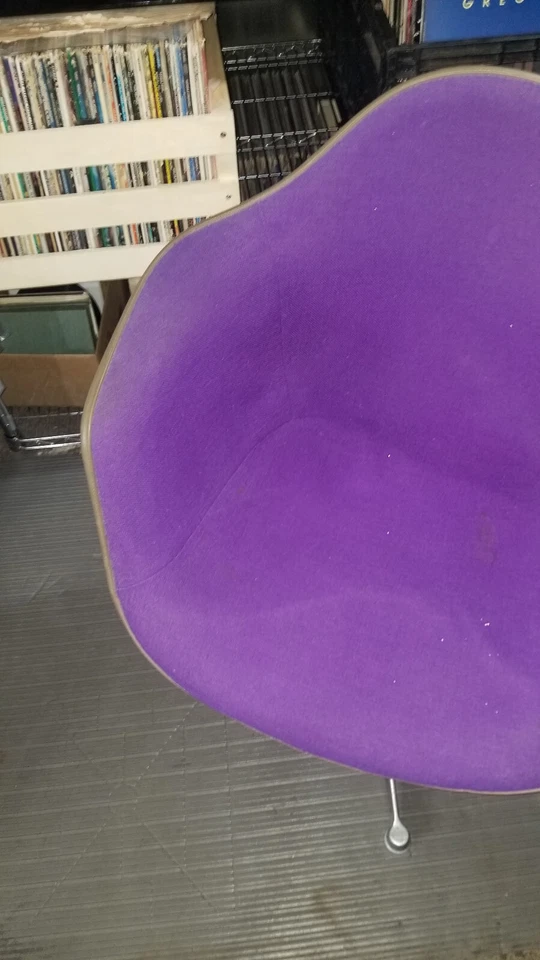 EAMES PURPLE HERMAN MILLER CHAIR ALEXANDER GIRARD GREIGE FIBERGLASS VTG 1968 - Image 4 of 4