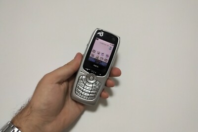 NEC e228 Silber (Entsperrt) Handy Brick Vintage 3G Folie Requisite Elders Basic