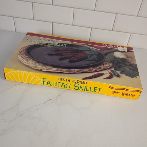 FAJITA SIZZLER SET Cast iron skillet with wicker trivet. New in original box. - Picture 8 of 9