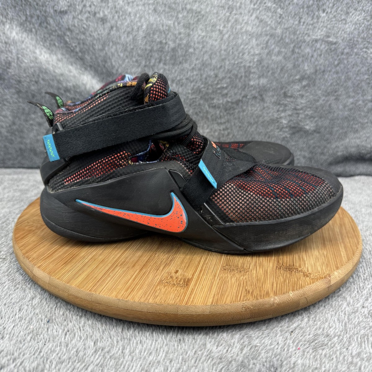 Nike LeBron Soldier 9 Shoes Boys Size 7Y Basketball 776471-084