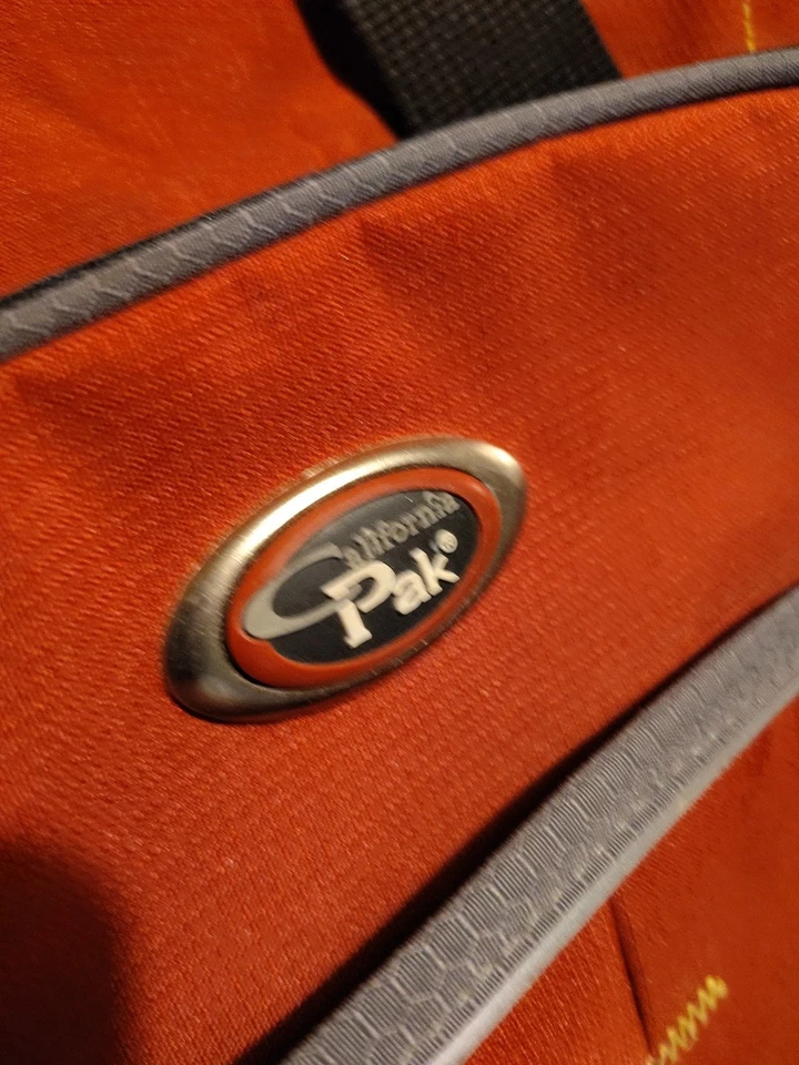 Paquete de lona roja California cuatro bolsillos exteriores con bolsillo para teléfono rojo Foto 2 de 4