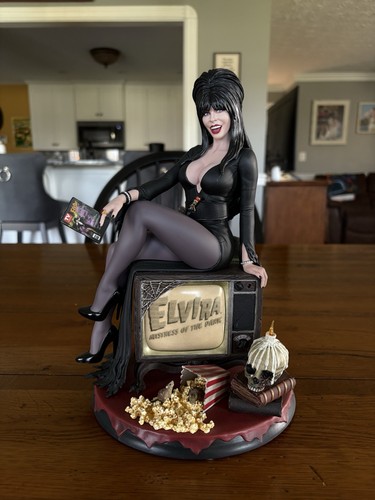 Mezco Static-6 Elvira Mistress of the Dark Halloween Queen 1/6 Scale Statue NEW!