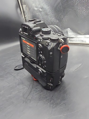 Kit fotocamera mirrorless Sony Alpha a7 III 24,2MP con obiettivo Sony FE 28-60mm F/4.5-5.6 - Foto 12 di 23