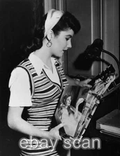 ELIZABETH TAYLOR  looking at pix of GREER GARSON     8X10 PHOTO POU-5