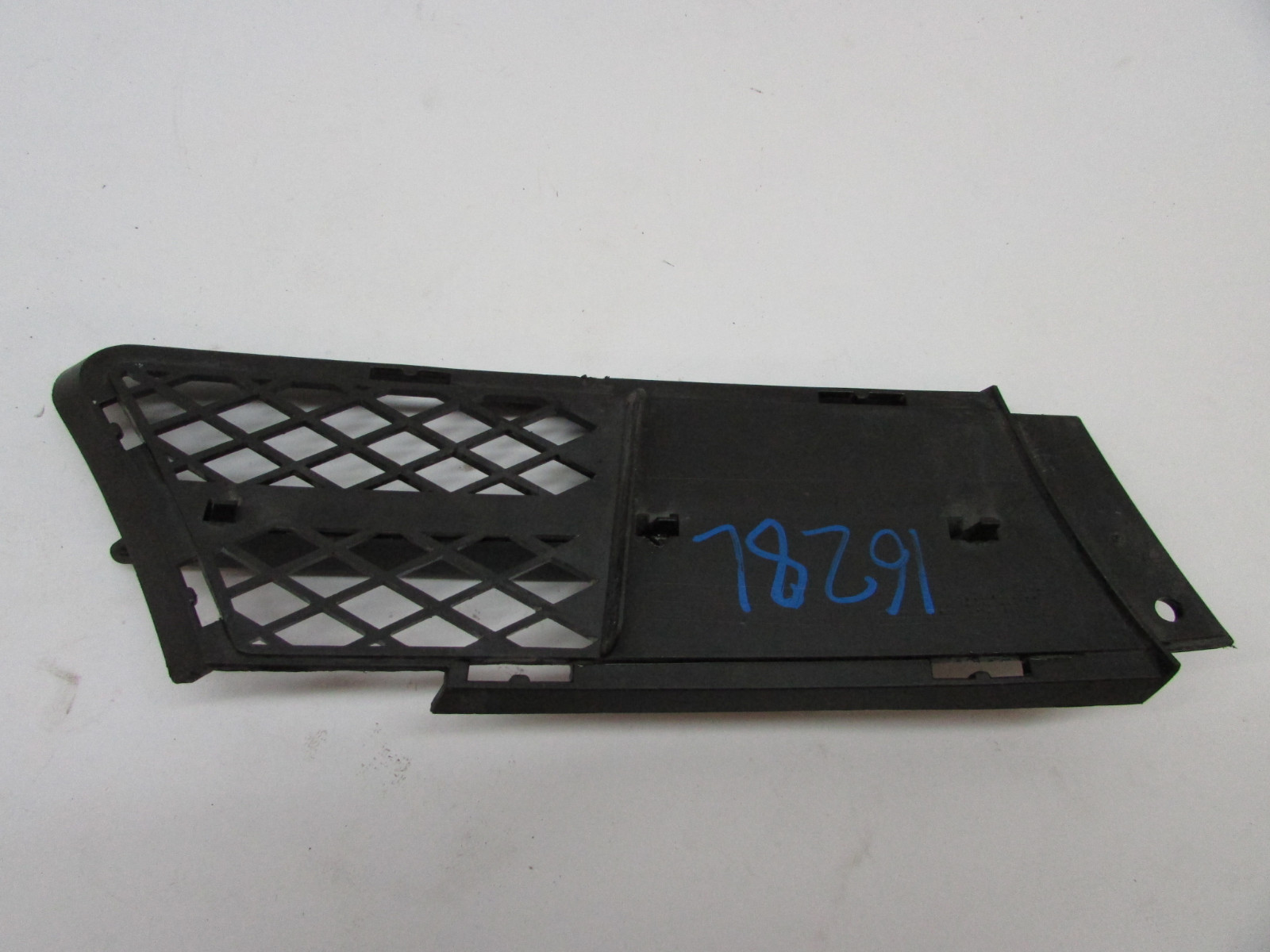 2007 BMW 328i FRONT LEFT BUMPER GRILLE COVER 51 11 7 134 081 OEM 06 07