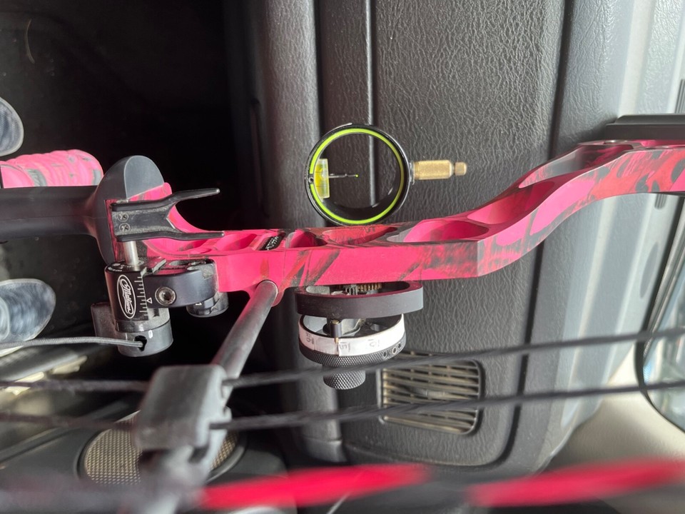 mathews mission hype dt, pink camo, draw length 1930, poundage 1570