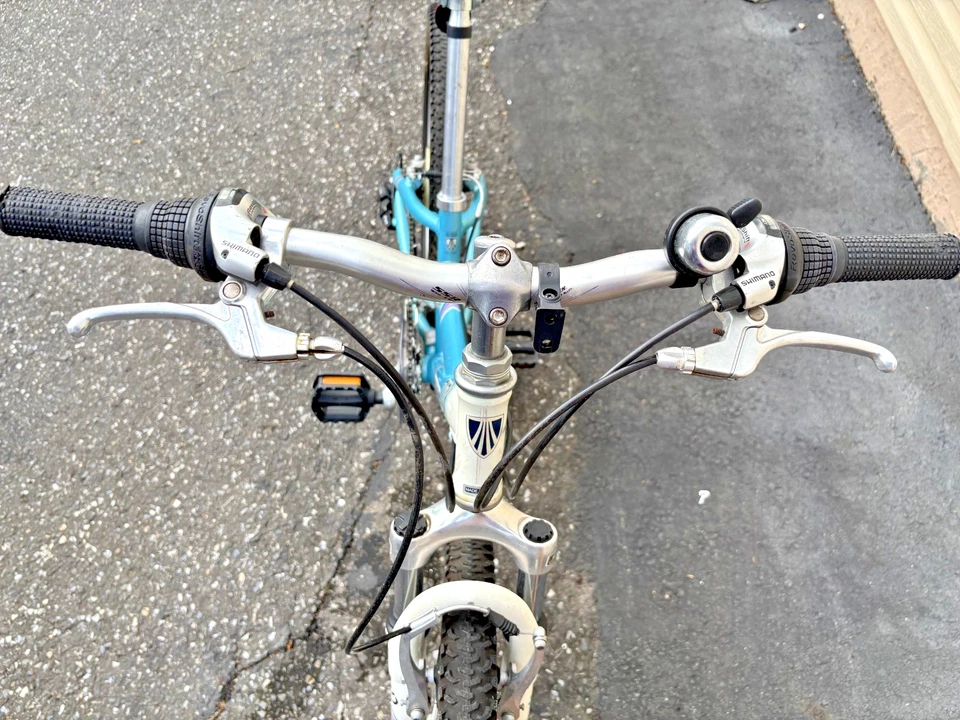 Bicicleta de trekking MT220 para niña Foto 3 de 4