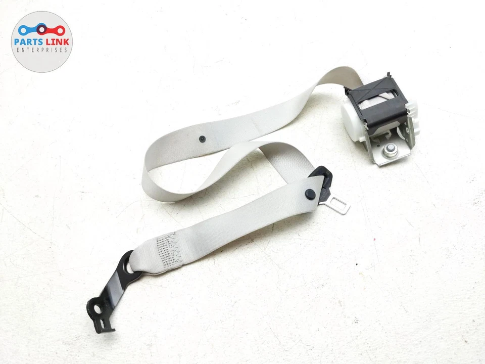 Mercedes C63 S AMG W205 2015-2020 montaje retractor cinturón de seguridad central trasero Foto 2 de 4