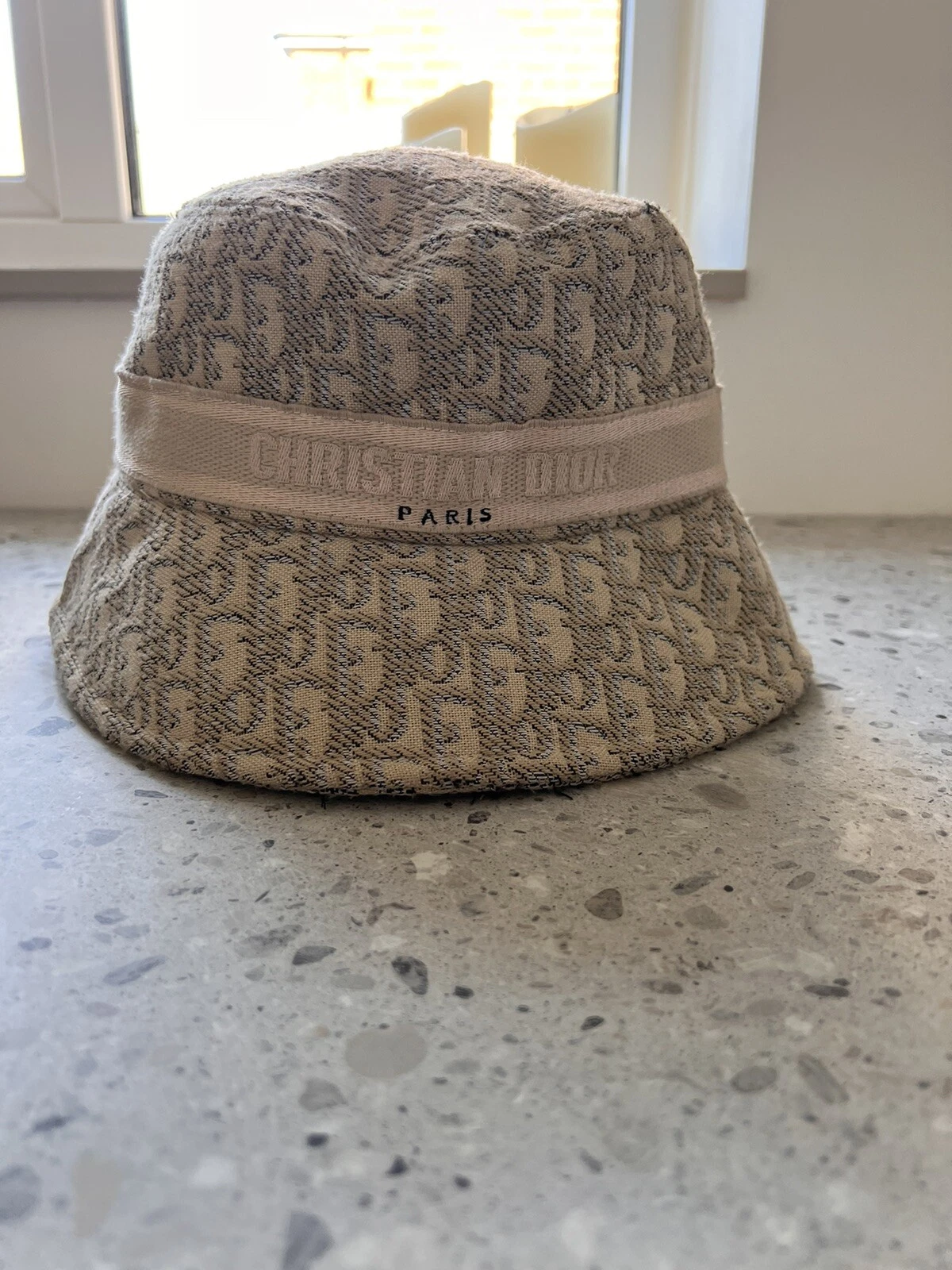 Chapeau seau oblique Christian Dior beige or gris brillant flambant neuf avec étiquettes 