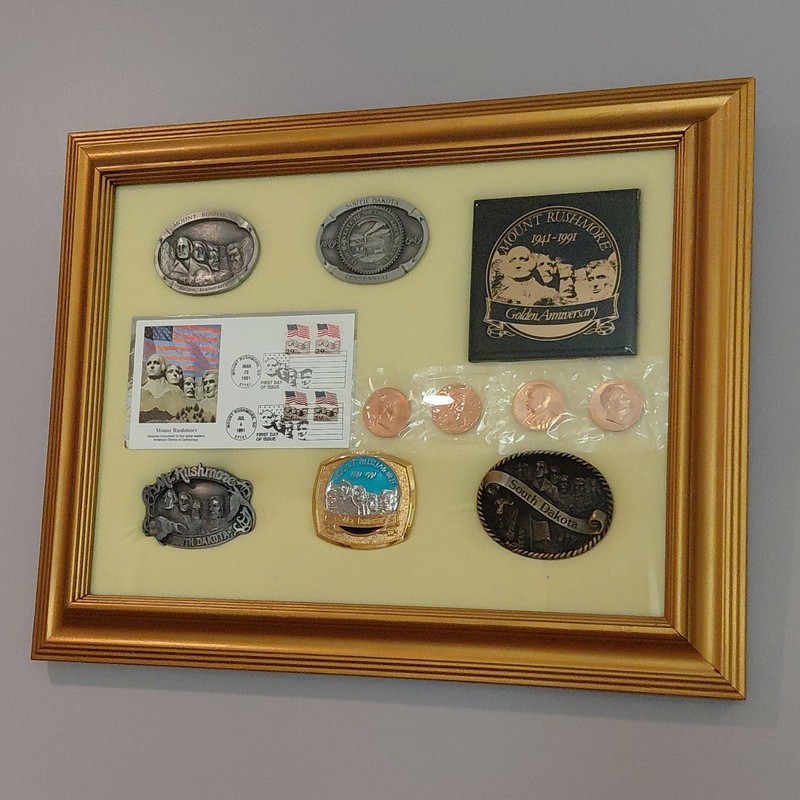 South Dakota Mount Rushmore Framed Souvenir Display w 4 Belt Buckles and 4 Coins
