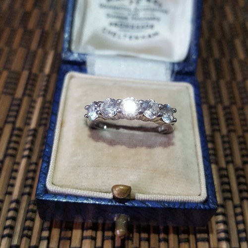 Diamonique 925 Sterling Silber Ring, funkelnde simulierte Diamanten, Größe M US 6,25