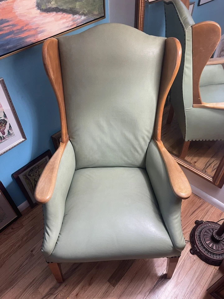 Silla y reposapiés Henningsen Frits moderna de mediados de siglo vintage con respaldo de ala. Foto 2 de 4