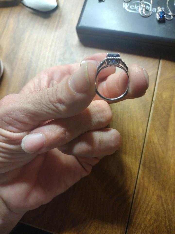 Anillo y collar de plata de ley con zafiro azul y diamantes de Kay Jewelers. Foto 2 de 4