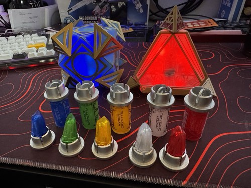 Star Wars Galaxy's Edge Jedi And Sith Holocron Set & 5 Kyber Crystals Series 1
