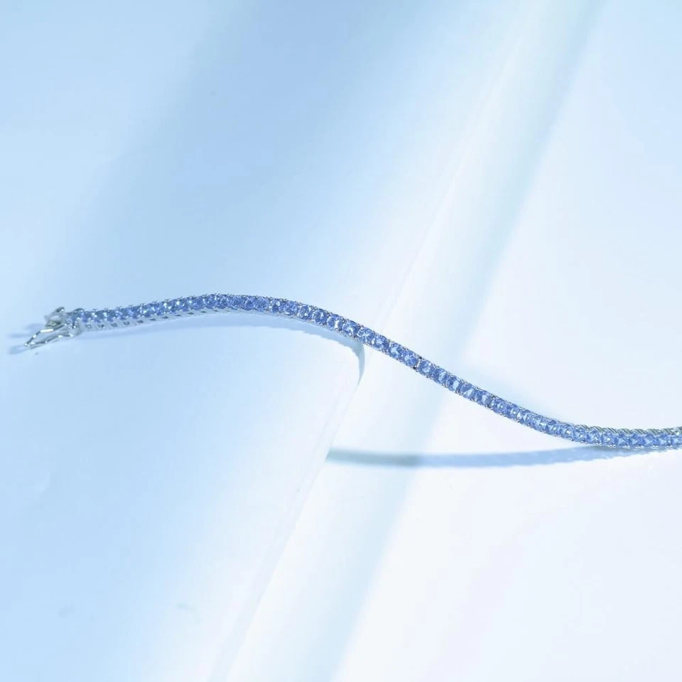 Brazalete de tenis de corte redondo de tanzanita enchapado en oro blanco de 14K de plata de ley 925 Foto 4 de 4