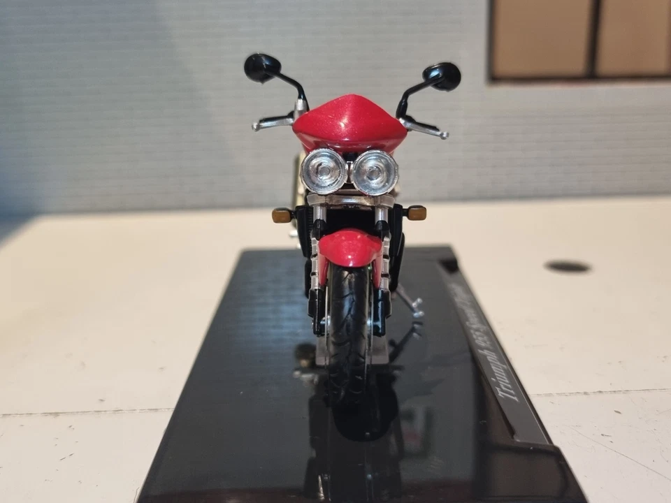 Triumph 955 Speed Triple Red Motorbike Superbike 1:24 Diecast Scale Model Atlas - Image 4 of 4