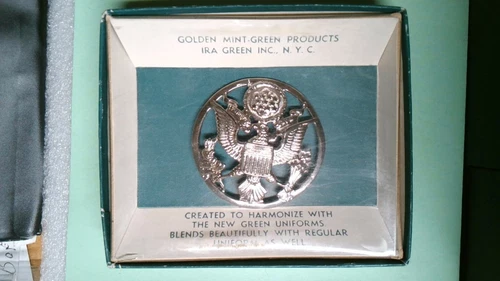 MILITARY INSIGNIA WW2 ERA CHROME ARMY AIR FORCE HAT BADGE IN ORIGINAL BOX
