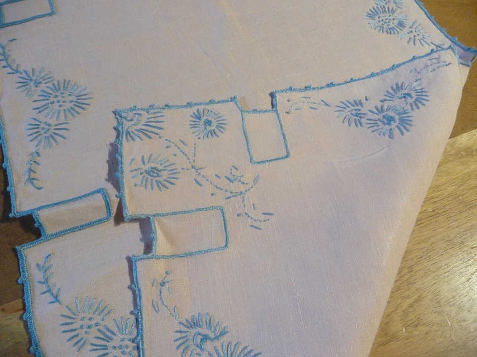 Linge ancien Napperon lin rose broderies bleues   ( ref 19 ) - Photo 4/4