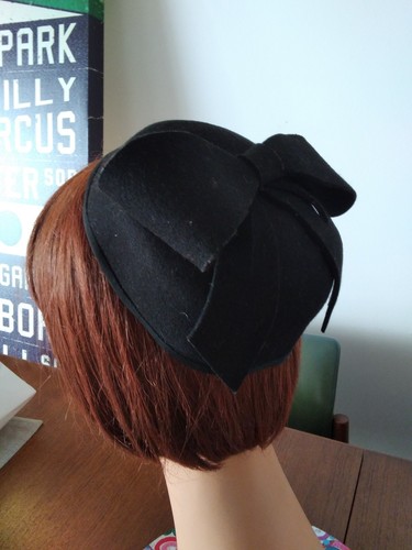 60,S Cute Black Felt Pillbox Hat With Bow.Unbranded Original