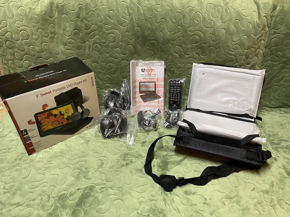 "Kit de reproductor de DVD portátil giratorio Audiovox 2012 de 9"" con 2 auriculares, cables, bolsa, nuevo en caja" Foto 2 de 4