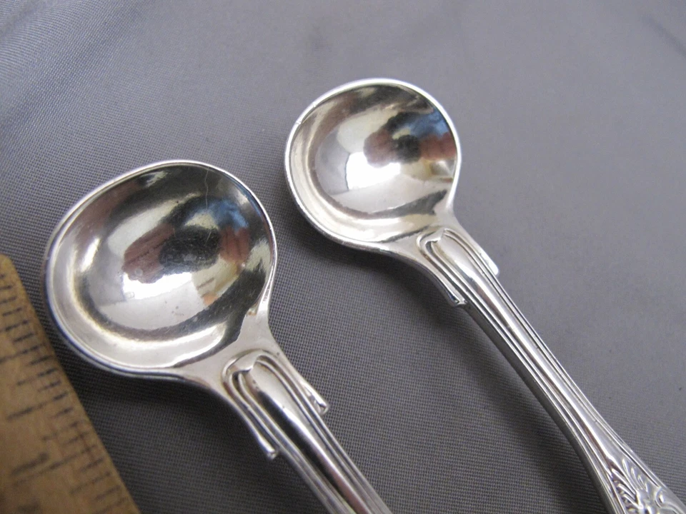 PAR de CUCHARAS DE SAL VICTORIANAS inglesas patrón REYES ESTERLINA-?H, Londres 1857-58 Foto 2 de 4