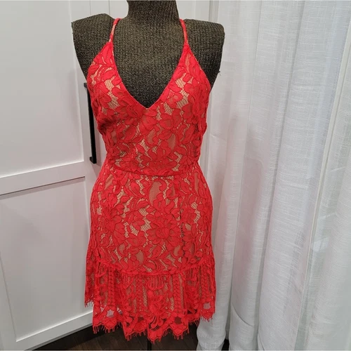 Abito WAYF rosso pizzo completamente foderato schiena a T taglia small San Valentino