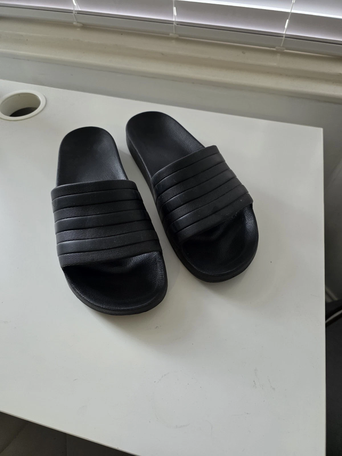 Sandali da uomo Adidas neri slides sliders UK 12 classici slip on estivi piscina