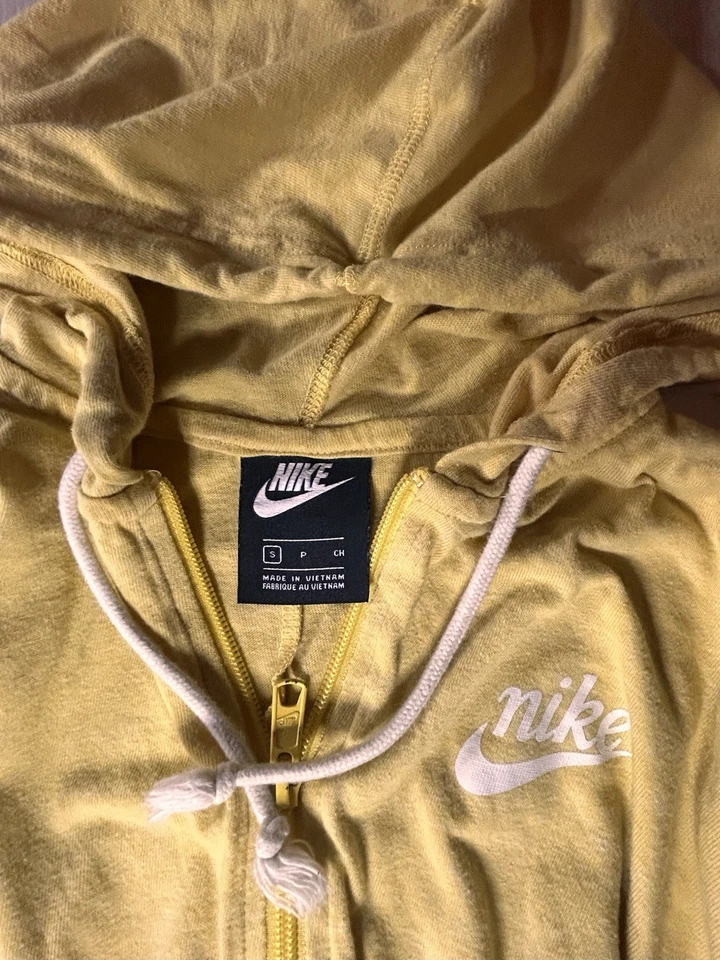 Suéter con capucha Nike para mujer cremallera completa amarillo con cordón talla pequeña. Foto 4 de 4