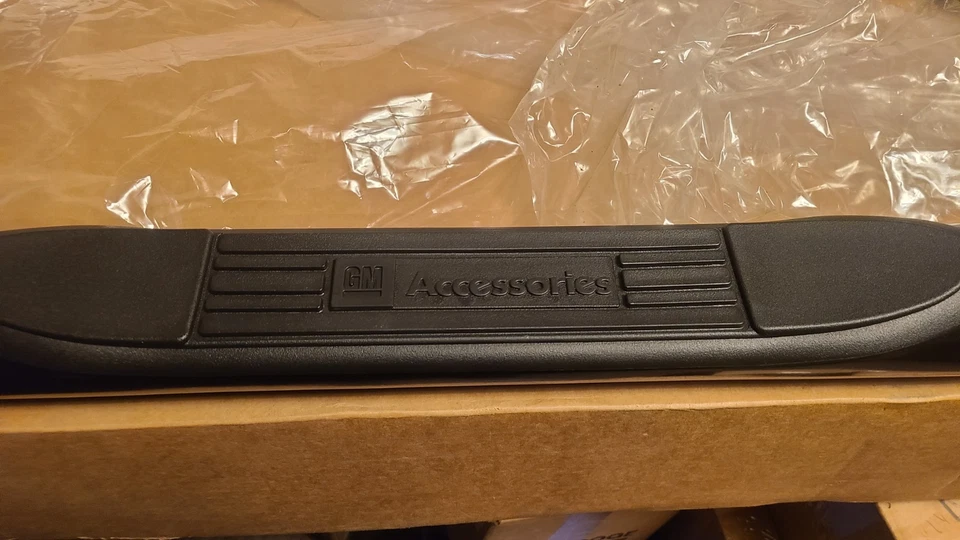 Oem GM accessories 2014-2019 chevy gmc truck running nerf board #12463797 in box - Image 3 of 4