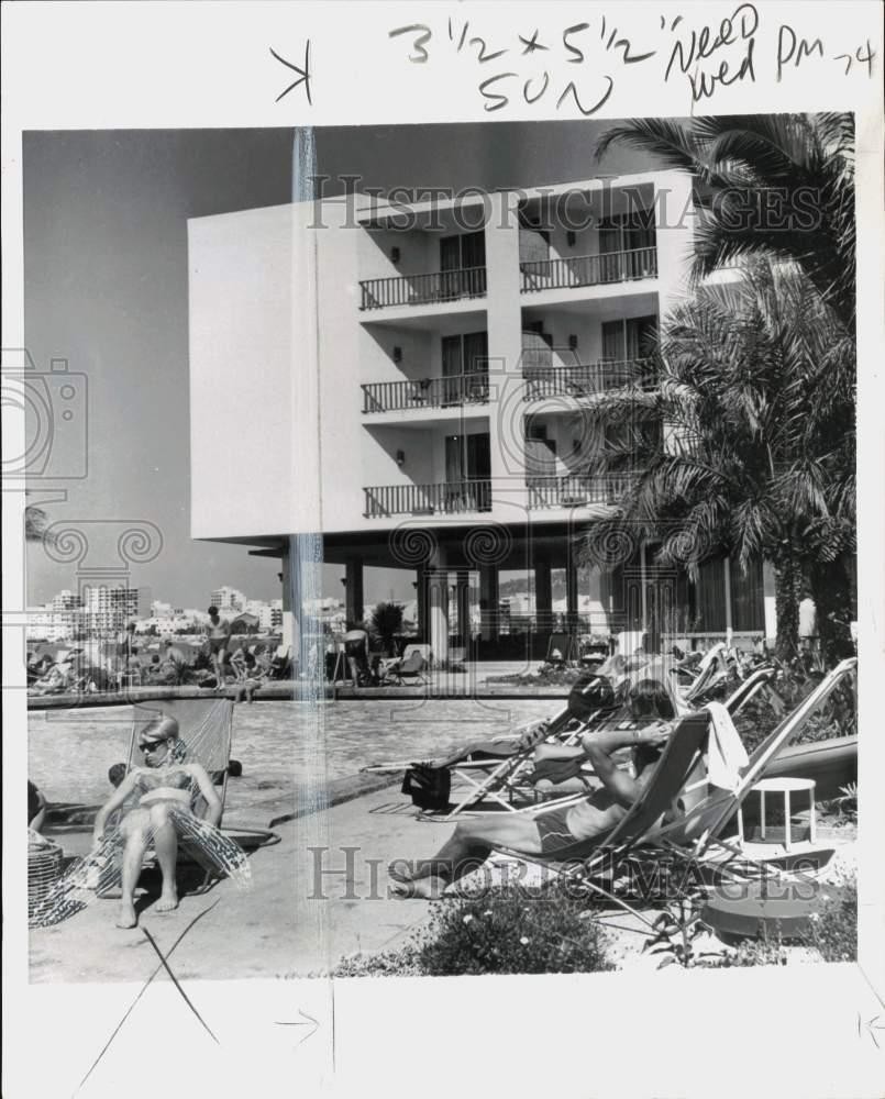 Foto de prensa 1972 turistas tomando el sol en la piscina de un hotel en Ibiza en el mar Mediterráneo